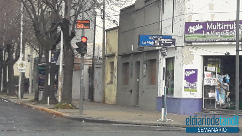 Santamarina y España: caño con nombres de las calles, cartel del kiosco, la columna del semáforo, la de la luz, el cartel de la parada de micros, un totem comercial y un 
